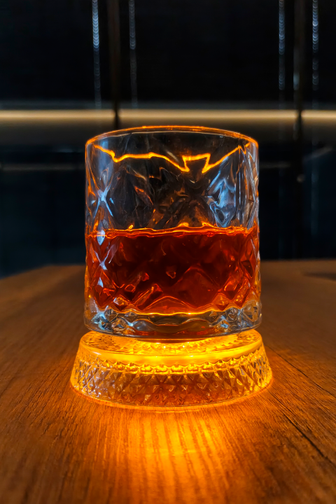 VAESKE METAL RULMANLI 360 DERECE DÖNEN LED IŞIKLI PREMIUM DALGALI CAM BARDAK