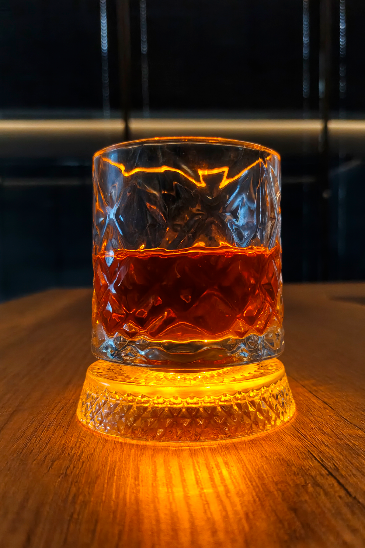 VAESKE METAL RULMANLI 360 DERECE DÖNEN LED IŞIKLI PREMIUM DALGALI CAM BARDAK VAESKE METAL RULMANLI 360 DERECE DÖNEN LED IŞIKLI PREMIUM DALGALI CAM BARDAK